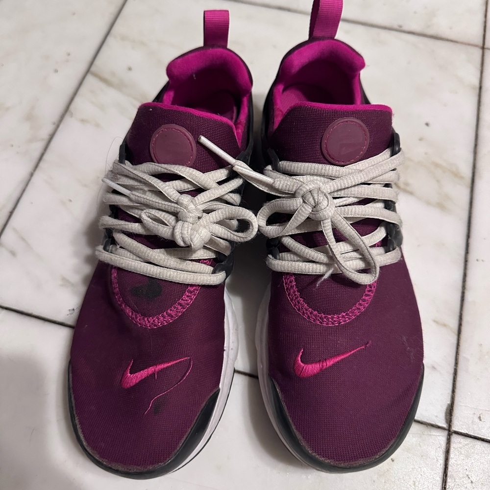 Nike shoes, girl sz 5.